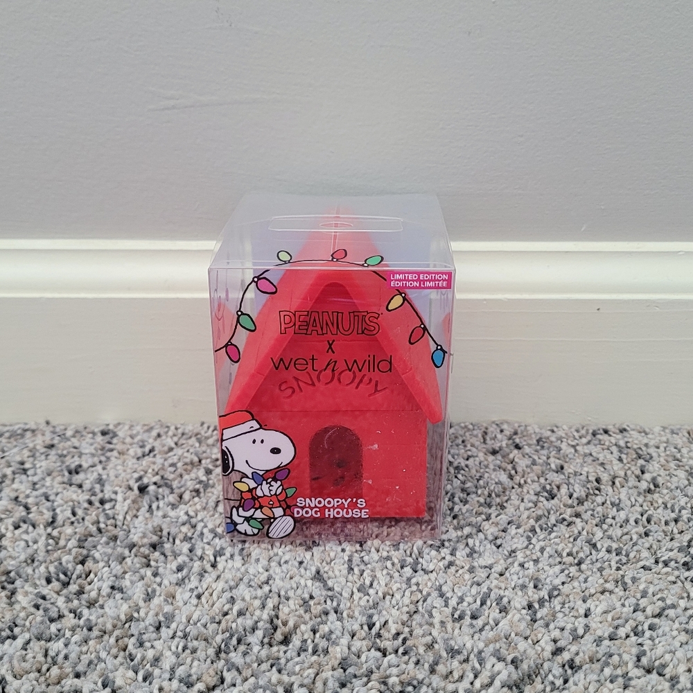 Wet N Wild X Peanuts Snoopy's Dog House Makeup Sponge Case